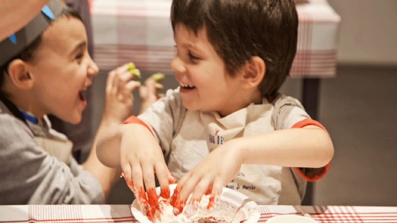 Minik Eller Pizza Yapıyor